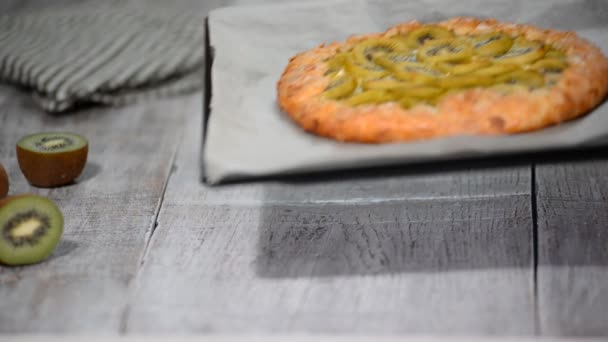 Vers gebakken Open Taartgalette met Kiwi op de bakplaat. — Stockvideo