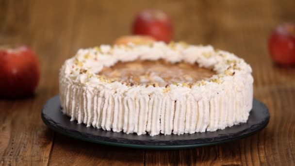 Delicioso pastel de manzana con crema batida y pistachos . — Vídeos de Stock