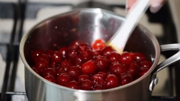 Proces wytwarzania wiśniowego napełniania. Domowej roboty słodki wiśnia dżem przepis. — Wideo stockowe