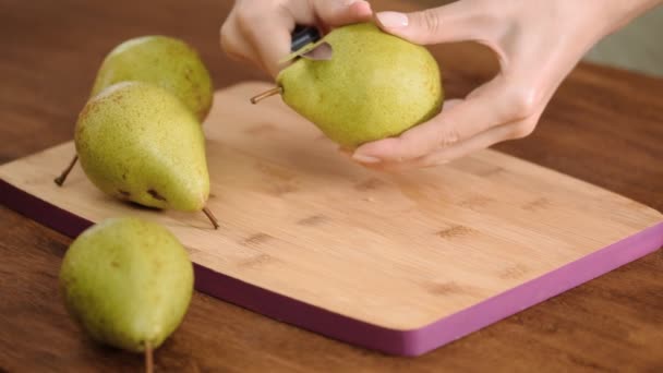 Donna peeling pera per dessert sopra la tavola. — Video Stock