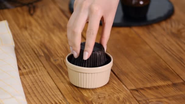 Dekking van vers gebakken muffin met dichte chocoladesaus. — Stockvideo