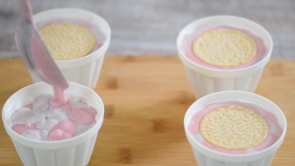 Processo passo passo di fare un dessert moderno mousse di bacche. Serie. . — Video Stock