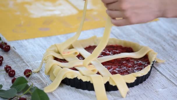 Zubereitung zu Hause frische und süße hausgemachte Kirschtorte in der Küche. — Stockvideo