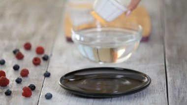 Adım adım modern böğürtlen kreması yapma süreci. Seri.