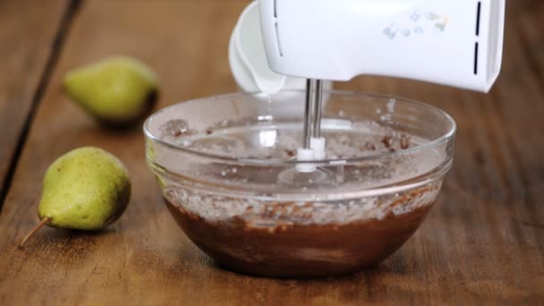 Nahaufnahme weiblicher Hände gießt Wasser in Schokoladenteig. Mischen von Schokoladenteig oder Teig zum Kuchenbacken — Stockvideo