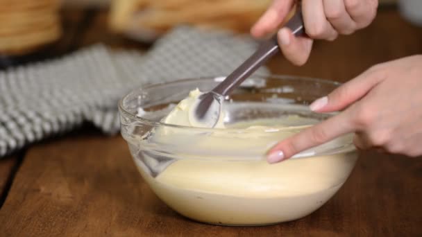 Смешивание крем для торта с лопаткой — стоковое видео