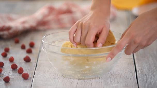 Mãos Femininas Amassando uma Massa. Mulher Chef mistura ingredientes na tigela na mesa da cozinha . — Vídeo de Stock