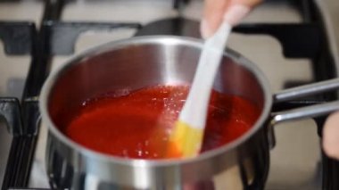 Buzları çözmek için tavadaki ahududuları karıştırıyorum. Pasta hazırlığı. Tencere: Yemek Pişirme Üzerine