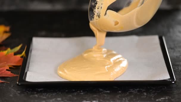 Pouring cake batter onto baking sheet. — Stock Video