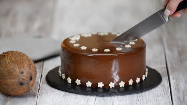 Pâtisserie cuisinier couper délicieux gâteau de mousse au chocolat avec un couteau . — Video