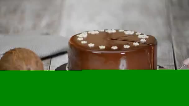 Delicioso pastel de chocolate con esmalte espejo y relleno de coco . — Vídeos de Stock
