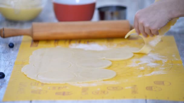 Eine Frau in der Küche arbeitet mit Mürbeteig. — Stockvideo