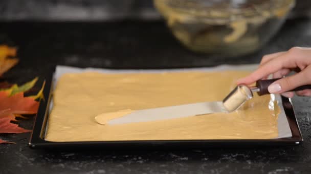 Femme écarte la pâte sur une plaque à pâtisserie . — Video