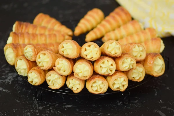 Lezzetli krem boynuzları vanilyalı krema ile doldurulmuş.