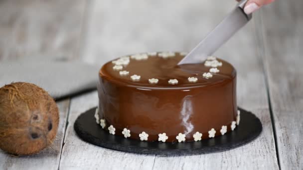 Pastelero corte delicioso pastel de mousse de chocolate con un cuchillo . — Vídeo de stock