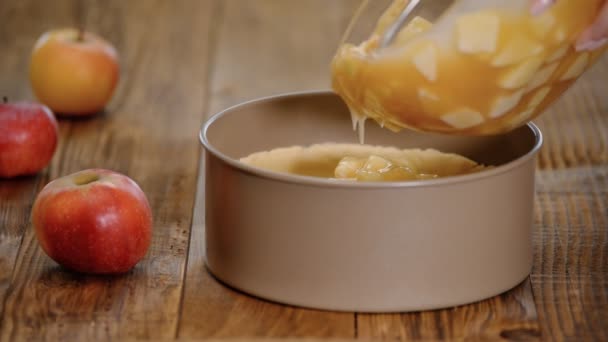 Uma mulher a fazer bolo de maçã na cozinha. Um bolo de maçãs frescas . — Vídeo de Stock