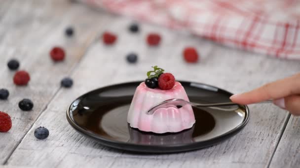 Вкусный десерт из мусса со свежими ягодами и мятой . — стоковое видео