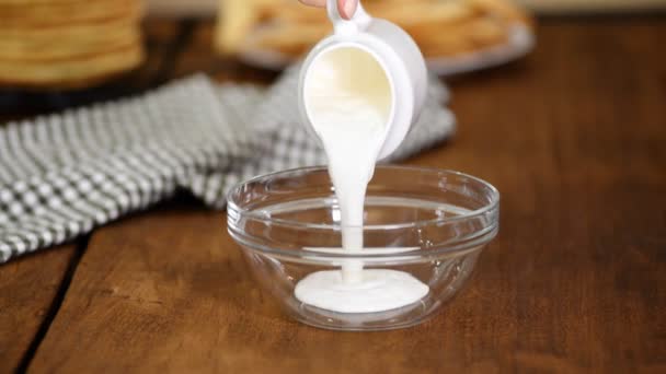 Fouetter la crème avec un mélangeur pour faire un dessert. — Video