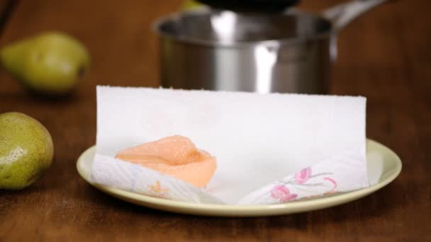 Att sätta det kokta päronet på en pappershandduk. — Stockvideo