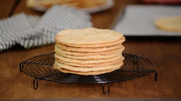 Verse Puff Cakes voor Napoleon Cake Puff gebak als dessert Milfey. Mooi, achtergrond. — Stockvideo