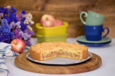 Elma pasta veya masada elma ile ev yapımı kek. Deliköz tatlı elma tart.