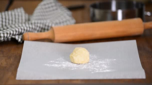 Cozinhar bolo multi-camadas Napoleão - assado camadas de bolo, massa crua e rolo de madeira . — Vídeo de Stock