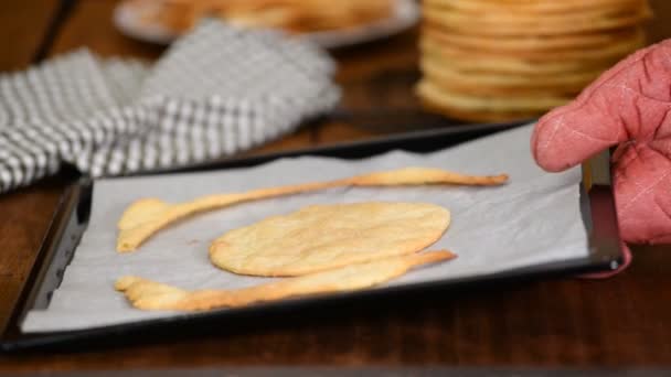 Frischer Blätterteig für Napoleonkuchen Blätterteig zum Dessert milfey. — Stockvideo