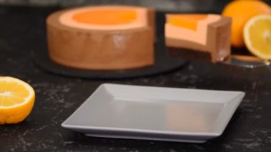 Bir parça Portakallı Çikolatalı Kremalı Kek.