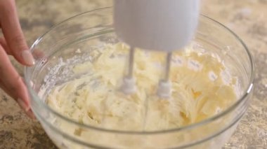 Pasta için kremayı mikserle karıştır. Yakın plan..