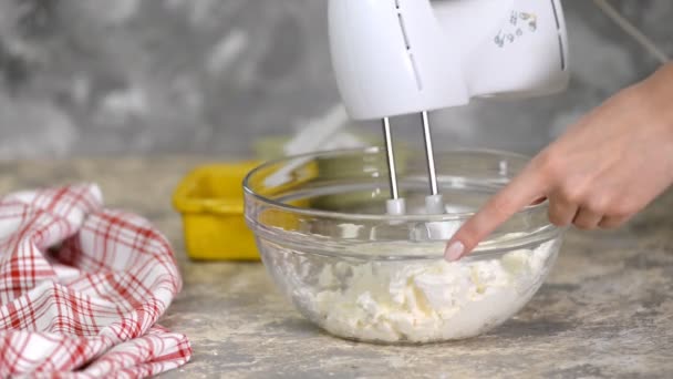 Mescolare la crema per la torta con un mixer . — Video Stock