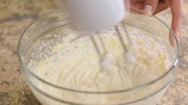 Pasta için kremayı mikserle karıştır. Yakın plan..