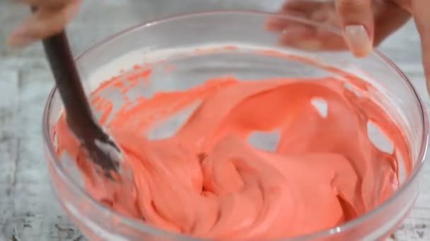 Hand omrörning rosa kräm med i blandningen skål. — Stockvideo