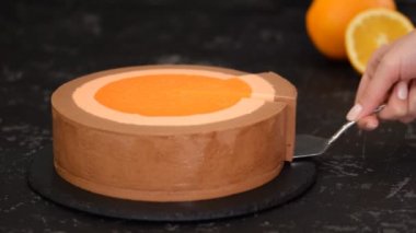 Ev yapımı portakallı kremalı pasta..