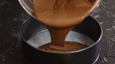 Hamuru Fırın Tabağına Dök.