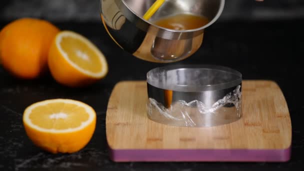 Faire de la gelée d'orange. Verser de la gelée d'orange dans l'anneau de confiserie . — Video