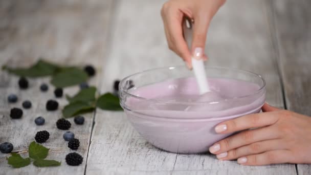 Mujer pastelera está mezclando mousse de bayas en la cocina . — Vídeos de Stock