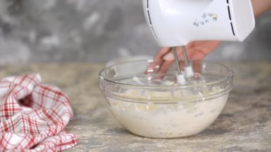 Kremayı motor mikseriyle karıştırıyorum. Kremaya malzeme ekliyorum..