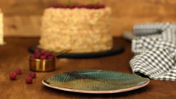 Napolyon pastası dilimlenmiş ahududu ile süslenmiş. Kremalı Kekin Porsiyonu. — Stok video