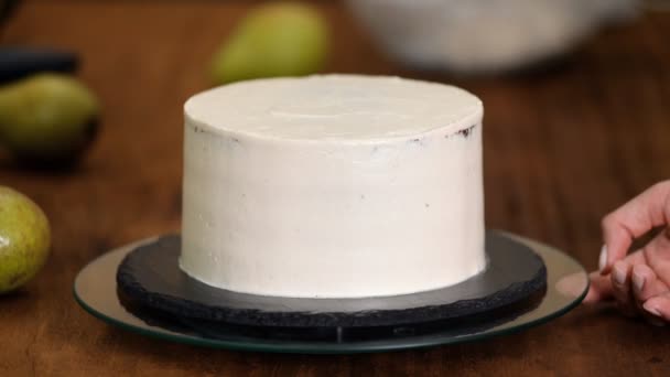 Pyszne ciasto waniliowe. Ciasto na okrągłym stojaku obrotowym — Wideo stockowe