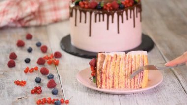 Beyaz bir tabakta güzel bir parça çilekli kek. Kapat..