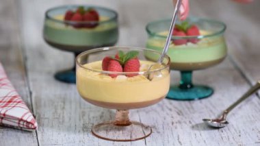 Çikolatalı karamelli tatlı ve ahududu. Çikolatalı mus ya da porsiyon bardakta taze dutlu puding..