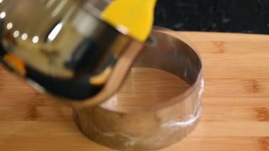 Turuncu Jöle Yapıyorum. Şekerleme halkasına portakal jölesi dök.