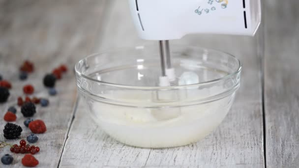 Meringues preparation : Adding sugar to egg whites. — Stock Video