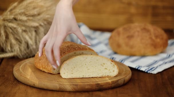 Pão caseiro acabado de fazer na tábua de corte . — Vídeo de Stock