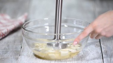 Hamur işi şefi sıvı maddeleri karıştırıp ayna cilası yapıyor..