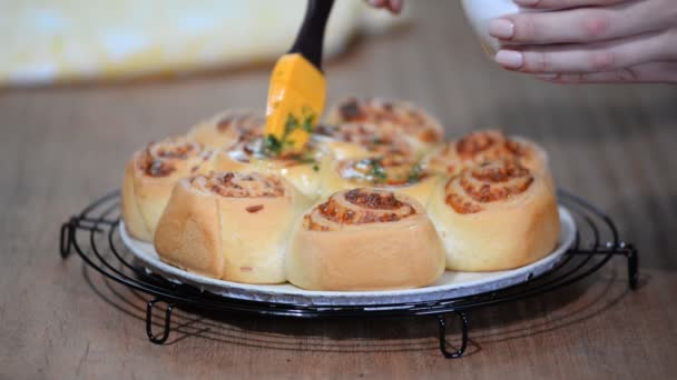 Rollos de pan con ajo y perejil en bandeja para hornear . — Vídeos de Stock