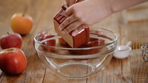 가까이 서 요리사들 이 버터와 수염을 섞는 모습을 볼 수있습니다. 집에서 애플 케이크를 만드는 여성. — 비디오