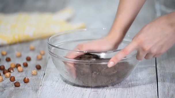 Manos de mujer amasando masa de chocolate, cocinar galletas o postre. Cocinar en casa, receta de galletas . — Vídeo de stock