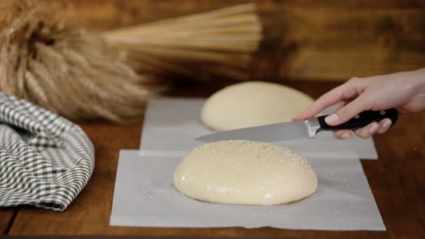 Tagliare nel pane del pane già fermentato prima che vada in forno . — Video Stock