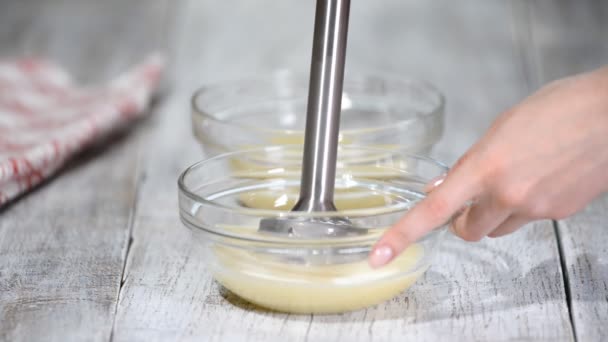 Pastry chef blend liquid ingredients, making mirror glaze. — Stock Video